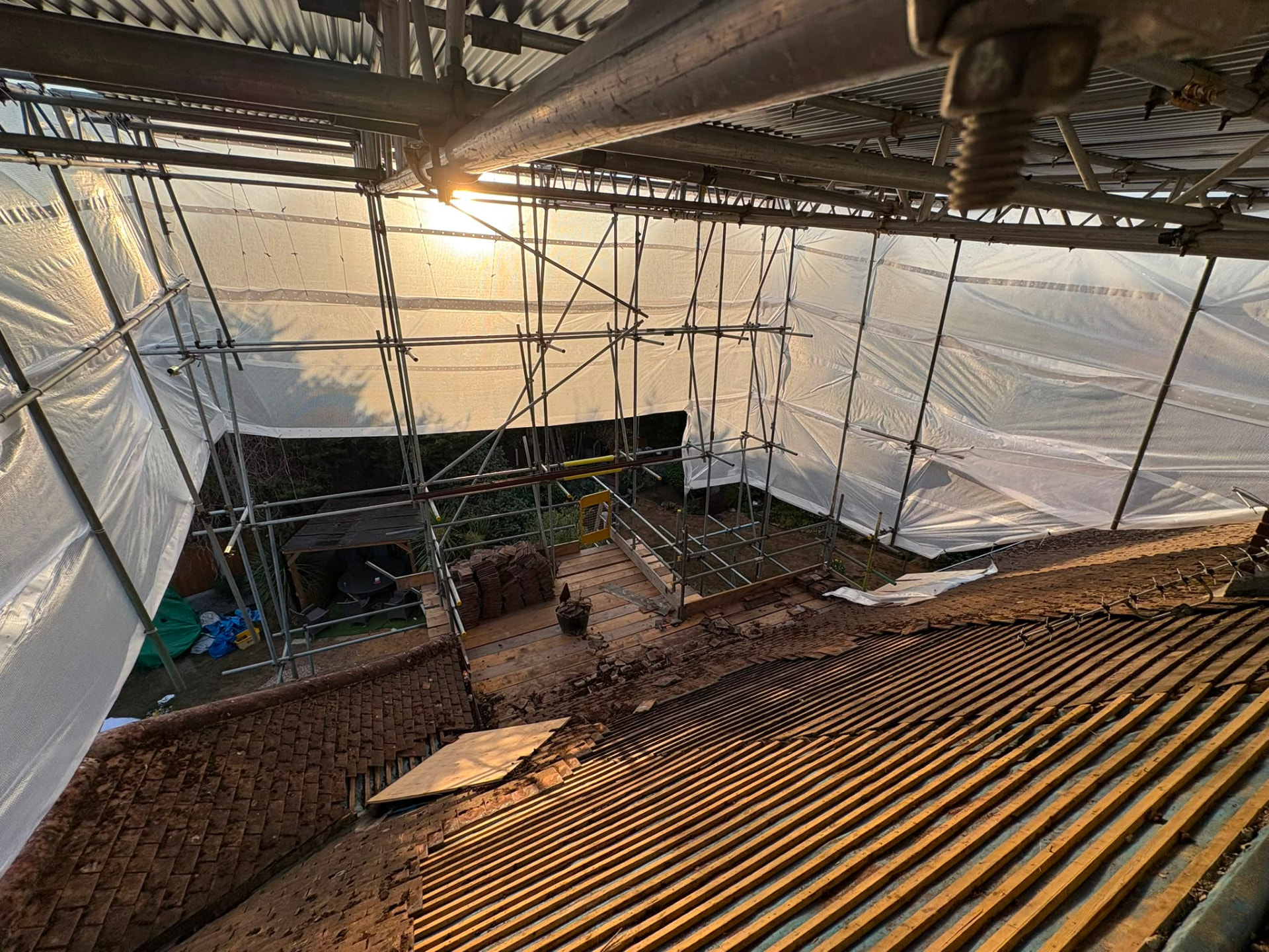 Encapsulated scaffold with sheeted sides and a temporary roof